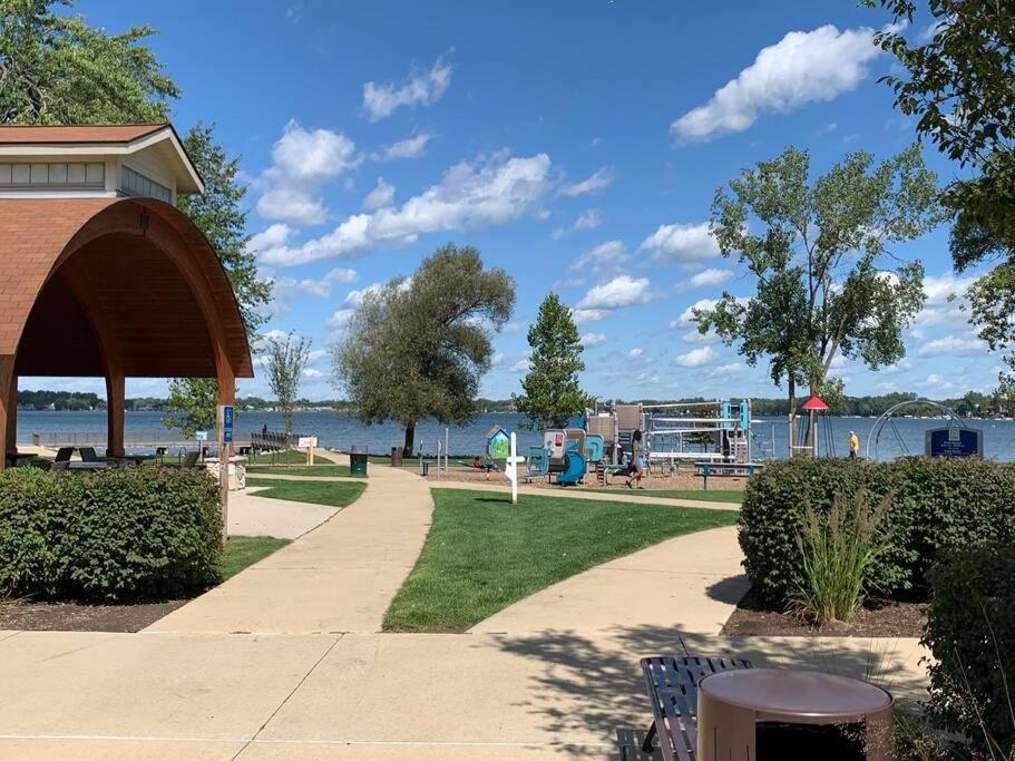 Charming And Happy Walled Lake Mi Cottage Нови Экстерьер фото